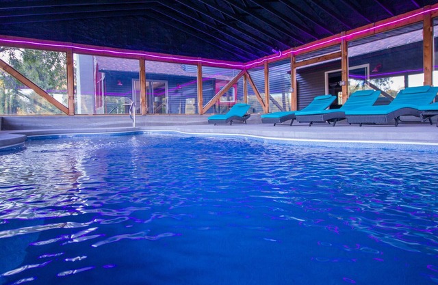 HILLTOP FARMHOUSE - Brand New! Sleeps 16 with an Indoor Pool!