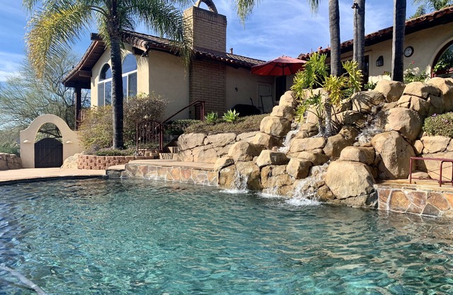 Hilltop Hacienda with 360° views, sparkling pool and hot tub