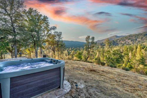Hilltop Haven- Bright and Modern Cabin w/hot tub and stunning views