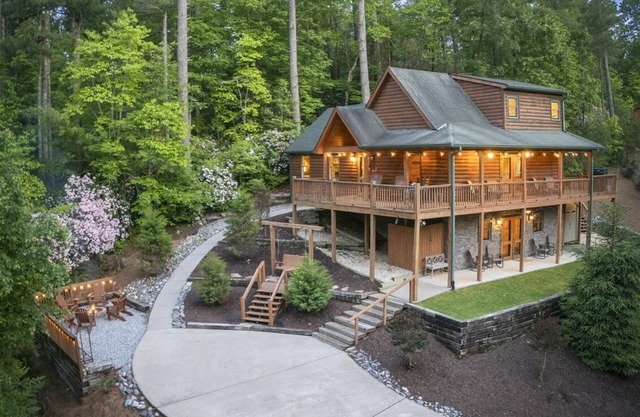 Hilltop Haven- Secluded Rustic Cabin with Hot Tub & Game Room