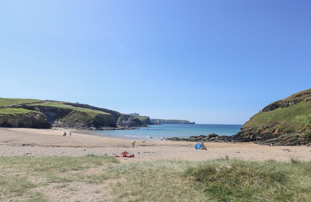 HINGEY FARMHOUSE, family friendly, with open fire in Gunwalloe