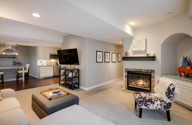 Hip, Upscale Apartment Hot Tub Private Entrancenn