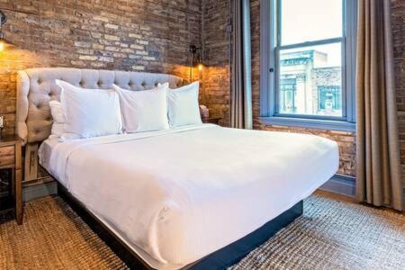 Hip Urban Loft - Small Town Charm - 124 LOFTS #1