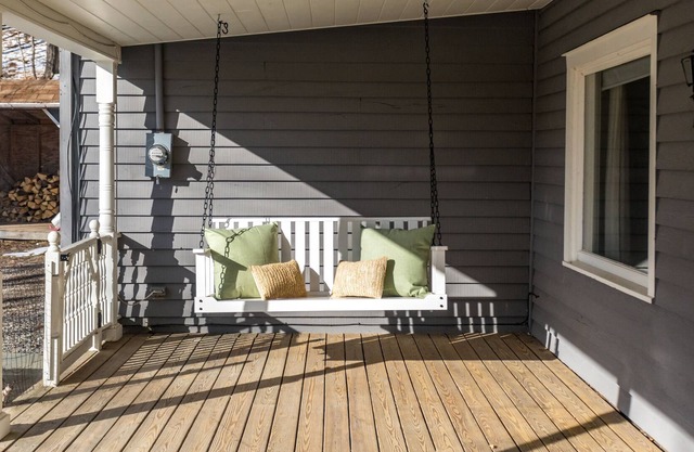 Historic 1874 Krom Cottage: Tranquil Getaway