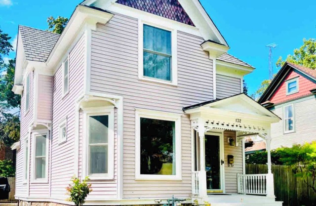Historic 1901 Victorian · Walk to Downtown · Near Lake Geneva · Sleeps 11!