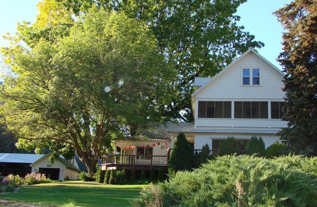 Historic 1906 Grand Farmhouse in Cashmere's scenic Brender Canyon on 20 acres