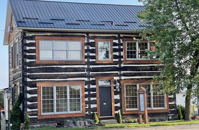 Historic 200 year old 3-bedroom log house with WiFi and AC in charming Winesburg