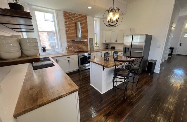 Historic 3 Story Home - Sleeps 20!