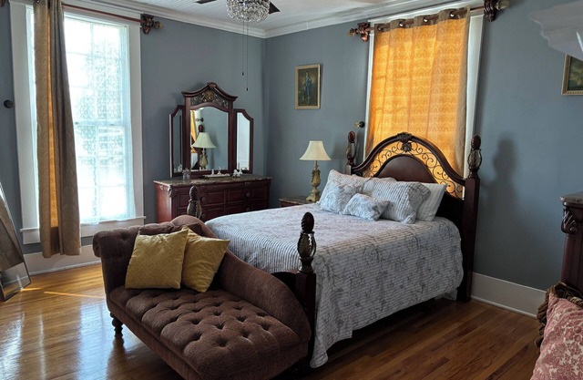 Historic B&B with delicious meals in charming Anderson