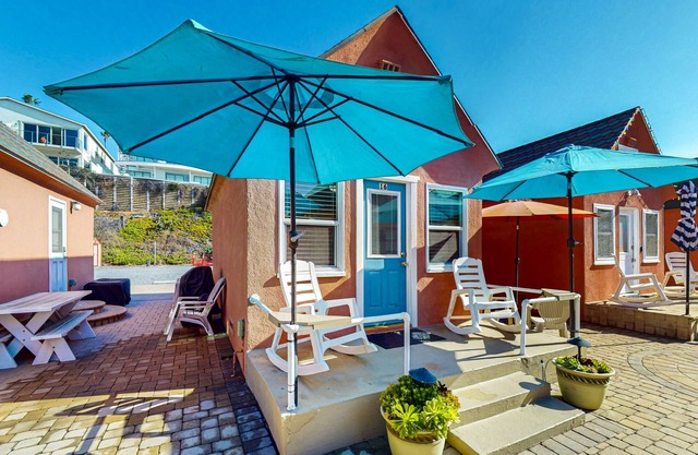 Historic beach cottage w/full kitchen & free wifi, steps from the beach