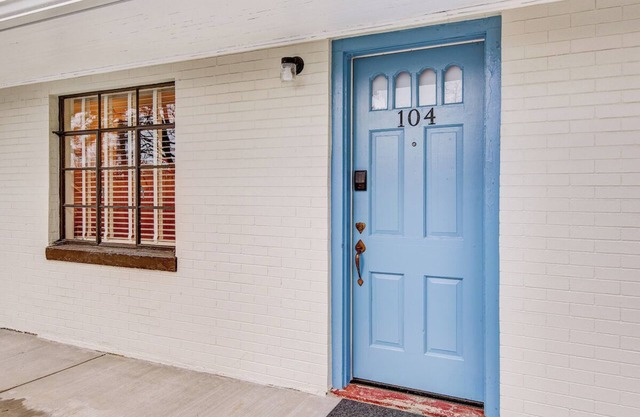 Historic Blue Ridge Tourist Court - Queen Standard (Pet Friendly)