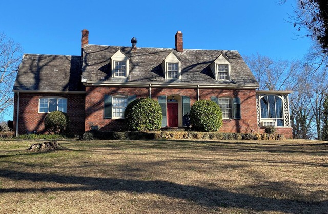 Historic Brookehill Downtown Cartersville 4 bedrooms near Lakepoint