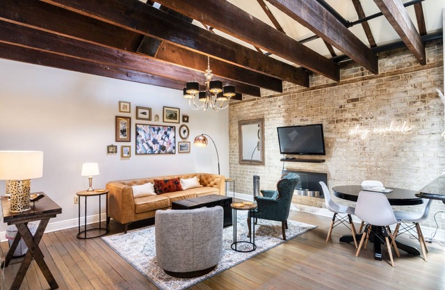 ☆ Historic Broughton St. Loft ☆ Mod-Industrial 2/2 w/View, Parking, Shuffleboard