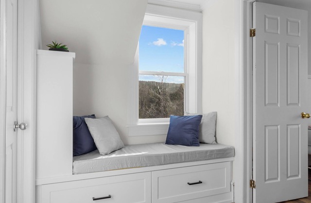 Historic 3BR W/Modern Comforts In Holyrood