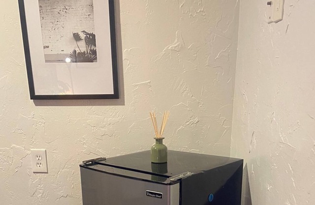 historic cabins in the heart of Manitou Springs, 1 room 1 bed.