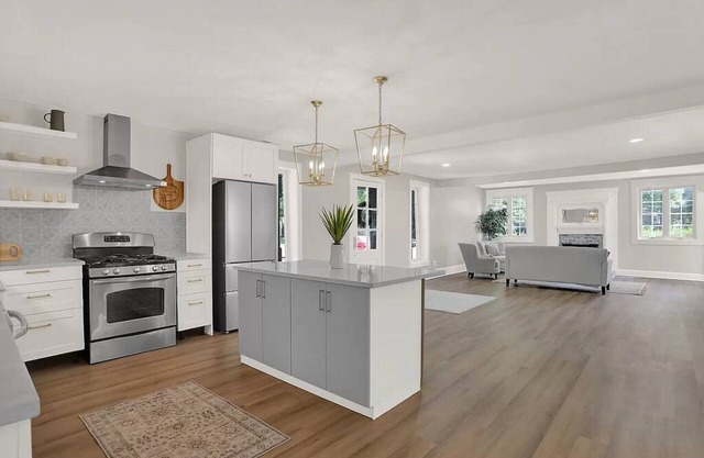 Historic Carmel Home! Location!