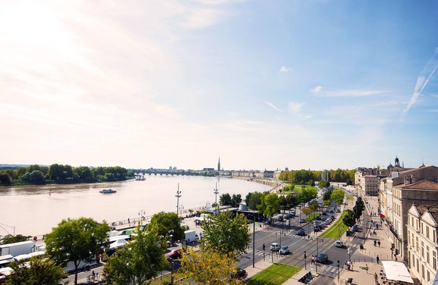Historic center, a terrace over the city and the river, lift, A/C, parking.