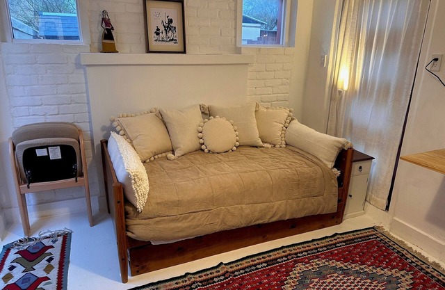 Historic Dillinger Studio. Walking to university and downtown, Pet friendly.