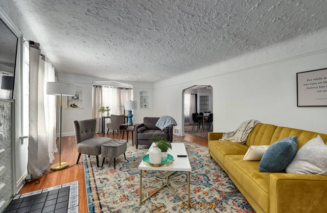 Historic District 2BR on 1st Floor near Cleveland Clinic ~ Family Friendly ~Safe