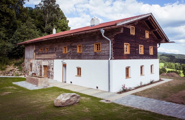 Historic farmhouse with sauna, pond and hot tub