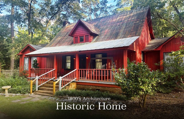 Historic Farmhouse King Master near DT, USC, Ft. J! Pets!