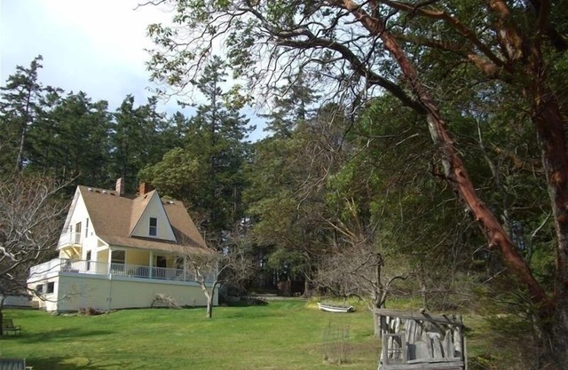 Historic Farmhouse with two private beaches + walking distance to Eastsound