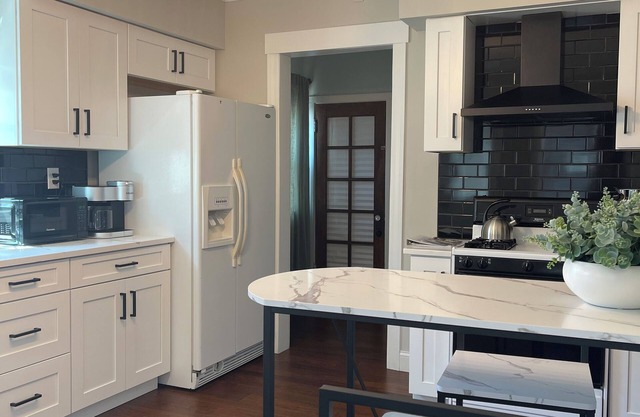 Historic Gem Entire Home Mins 2 Mrkt, Dwntwn, & Trails, 2 King Beds, Arcade