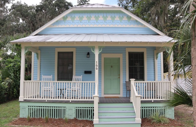 Historic Gem, Modern Comfort within walking distance to Town.