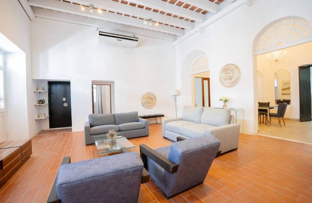 Historic Gem, Steps to Cafes & Nightlife