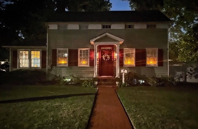 Historic home! Minutes to the beaches, Babylon Village, short train ride to NYC!