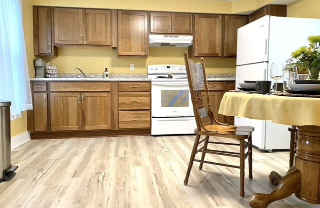 Historic Home near Blackburn and Square - two king beds, washer/dryer, spacious