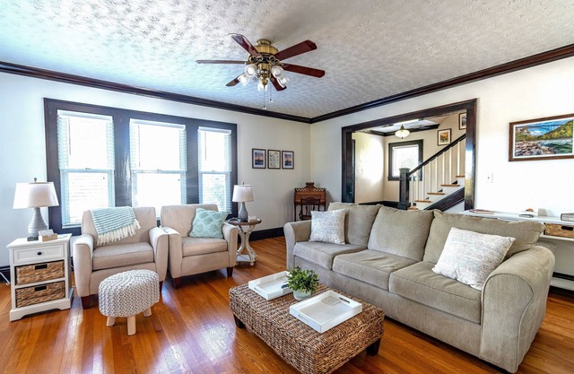Historic home. New River Gorge + Firepit +Gameroom, sleeps 10