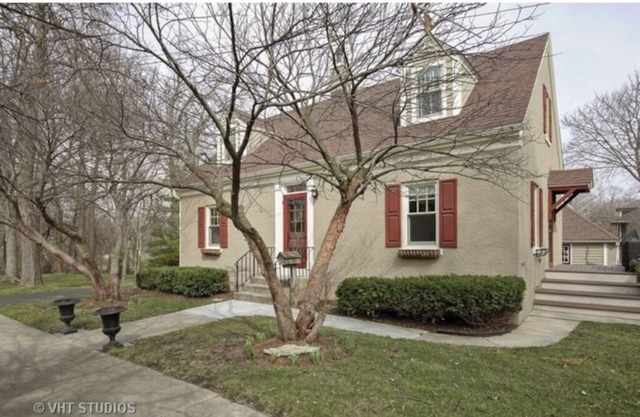 Historic home steps from downtown St. Charles & Pet Friendly!