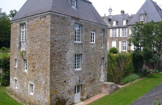 Historic house with fireplace in the heart of Swiss Normandy