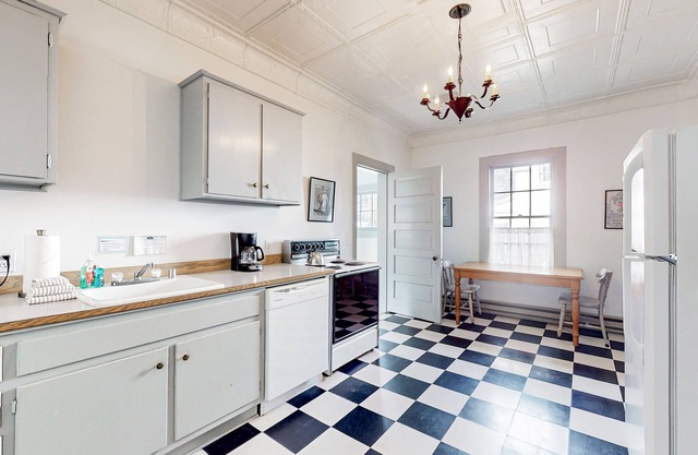 Historic inn with 10 cottages & Puget Sound views - ideal for group gatherings