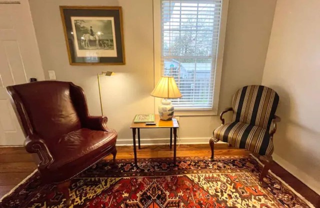 Historic King Bed Cottage, Pvt Parking, Pvt Patio, Flexible Cancellations