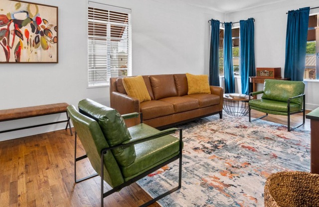 Historic Loft in Central Business District! Walk to Restaurants & Bathhouse Row!