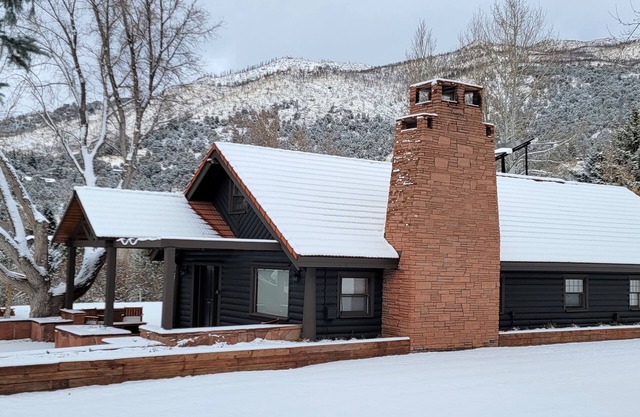 Historic Log Cabin Lodge near downtown Basalt, easy walk to the 2 rivers