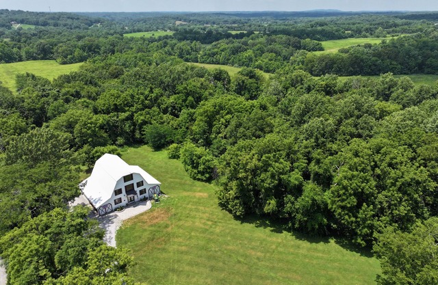Historic luxury refurbished barn - Hiking trails & Shawnee Hills Wine Trail