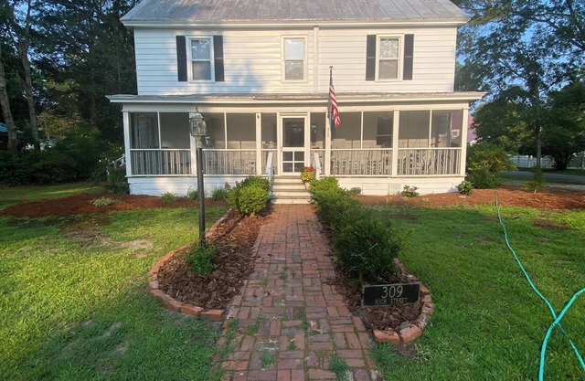 Historic Methodist Parsonage.With a Front Porch Full of Rockers and Stories!