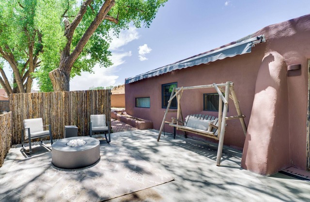 Historic Millicent Rogers Guest House w/Hot Tub