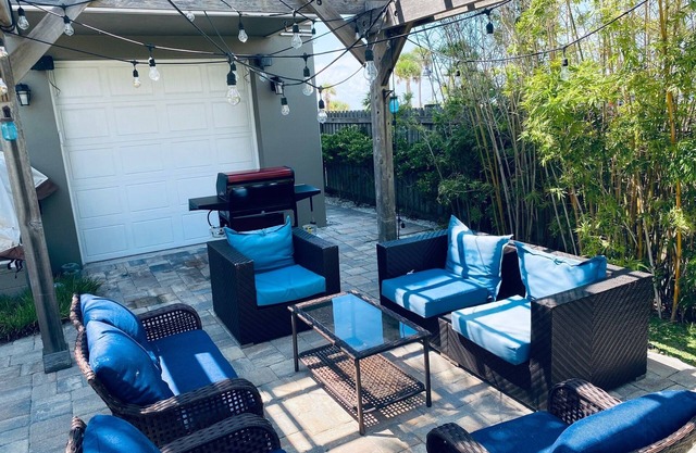 Historic Pass a grille Beachfront Balcony Gulf Views, 4Bd, 3Ba, Wi-Fi SL10