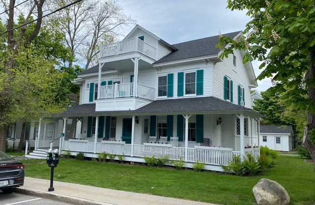 Historic Petunia Cottage: Large Renovated Victorian Excellent In-town Location