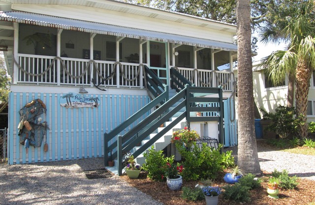 Historic raised Tybee cottage, very cool, comfortable and oh so Tybee!