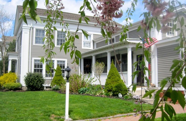 Historic Sea Captains Home in Downtown Mystic, Walk everywhere!