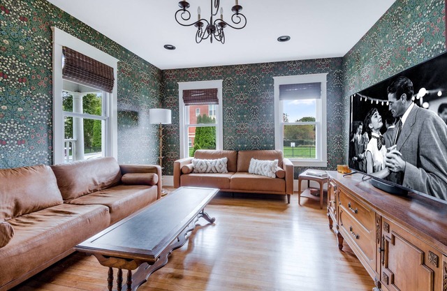 Historic Three Bedroom Townhouse - Downtown Mystic