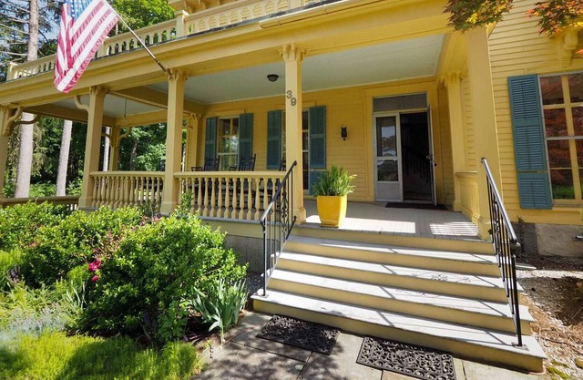 Historic Two Bedroom, Downtown Stockbridge