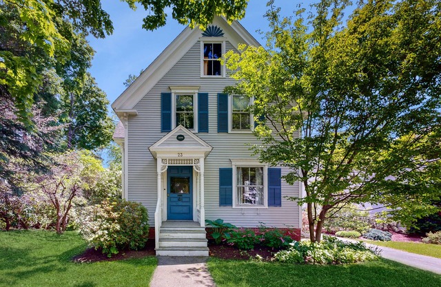 Historic Victorian home - walk downtown, office, dog-friendly & washer/dryer