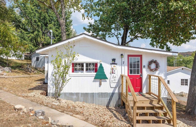 Historic Water's Edge Cottage 7