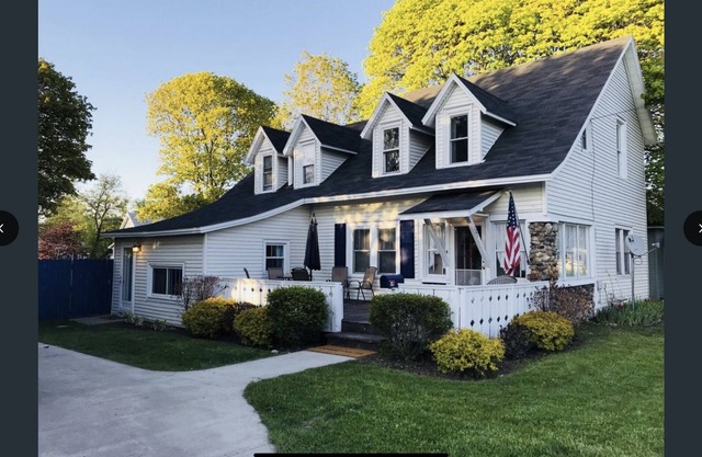 Historical 1882 Farmhouse/5 BR/Private Driveway/Boat Rental Available